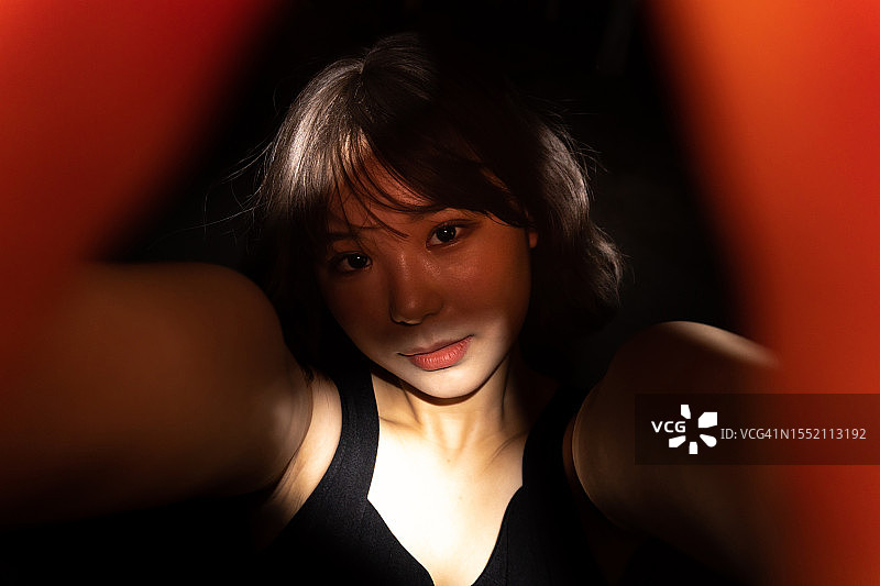 夜晚的女人肖像图片素材