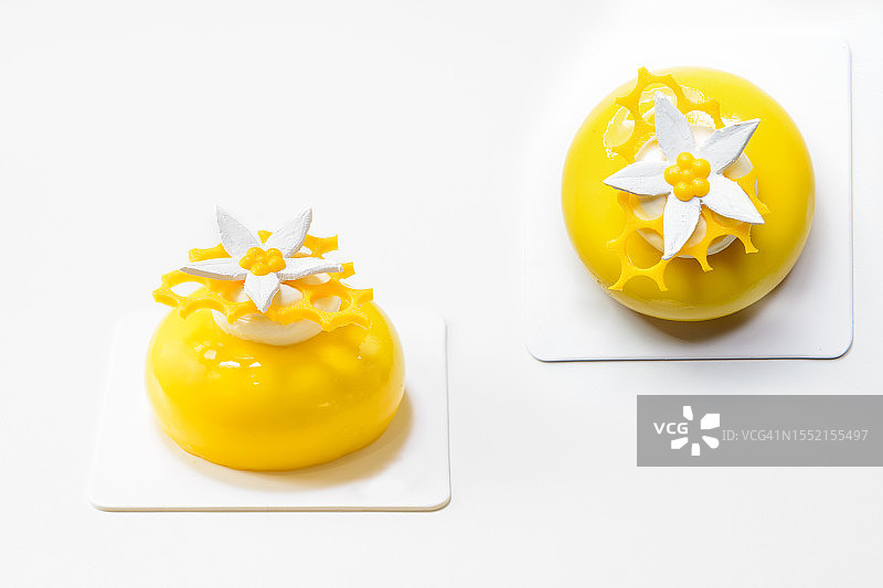 雏菊装饰的黄色甜点图片素材