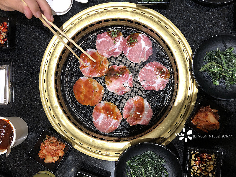 享受韩国烧烤图片素材