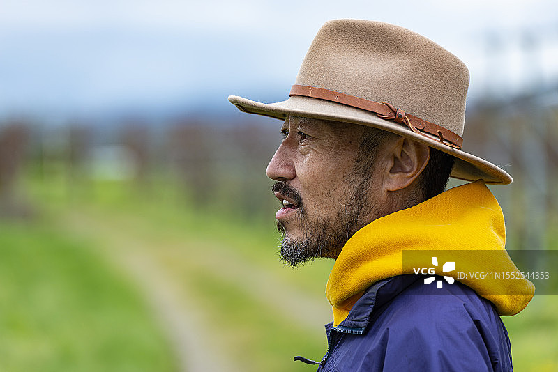 田野里农民的侧影图片素材