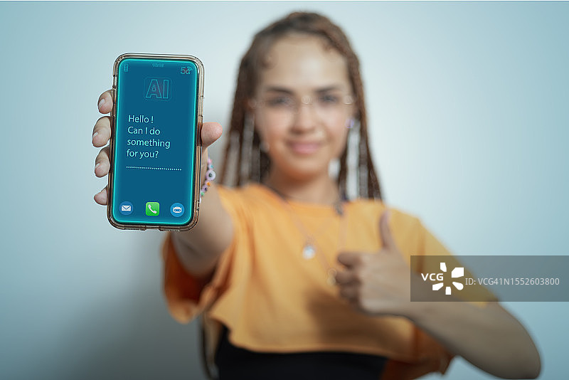女人展示带有聊天机器人界面的智能手机图片素材