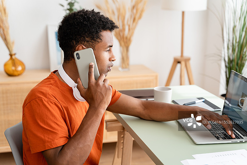 在家用笔记本电脑工作的民族风男人图片素材