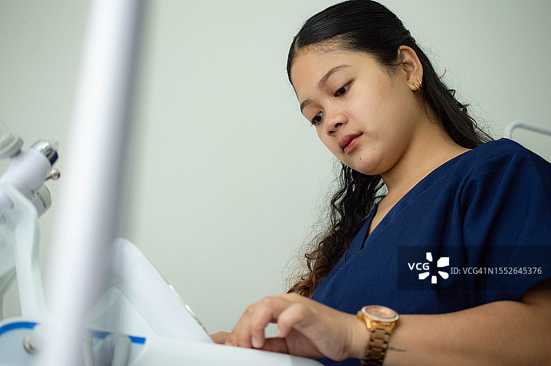 在医院准备医疗程序的年轻东南亚女医生图片素材