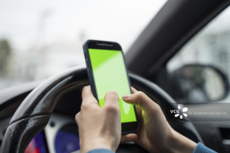 人们在车内搜索信息特写图片素材