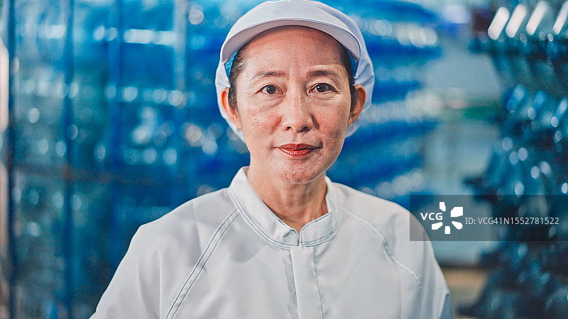 水厂里高级质量控制专家的肖像图片素材