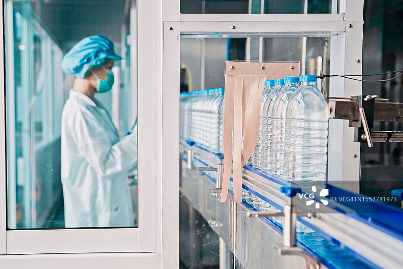 自动化传送带上的水瓶图片素材