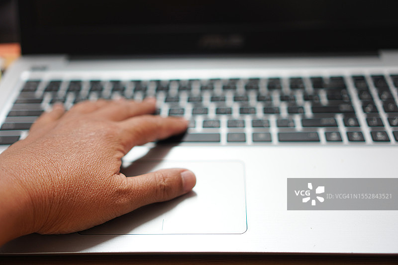 手在键盘上敲击笔记本电脑图片素材