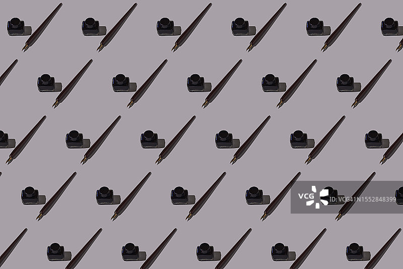 灰色背景上的钢笔和墨水瓶图案图片素材