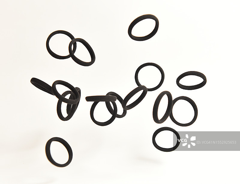 白色背景上飞舞的黑色发带特写图片素材