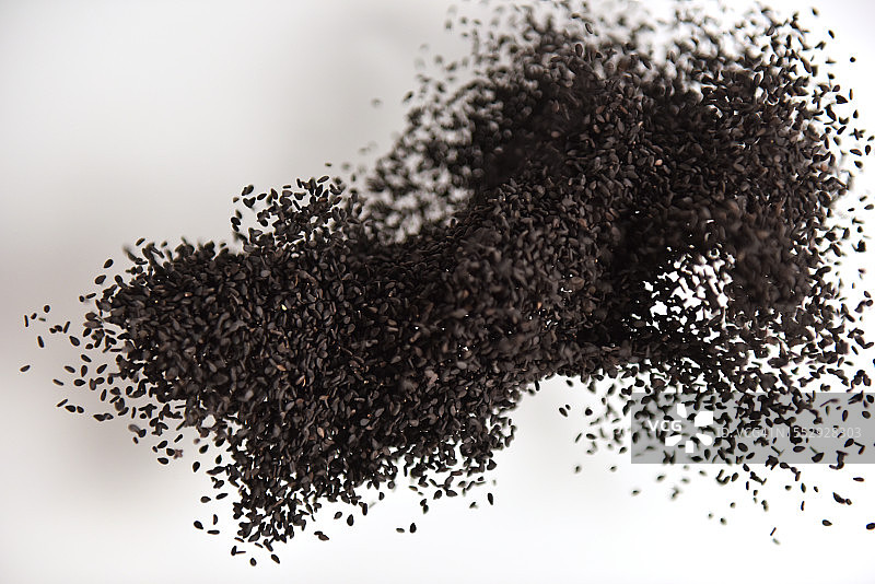 空中飞舞的黑芝麻图片素材