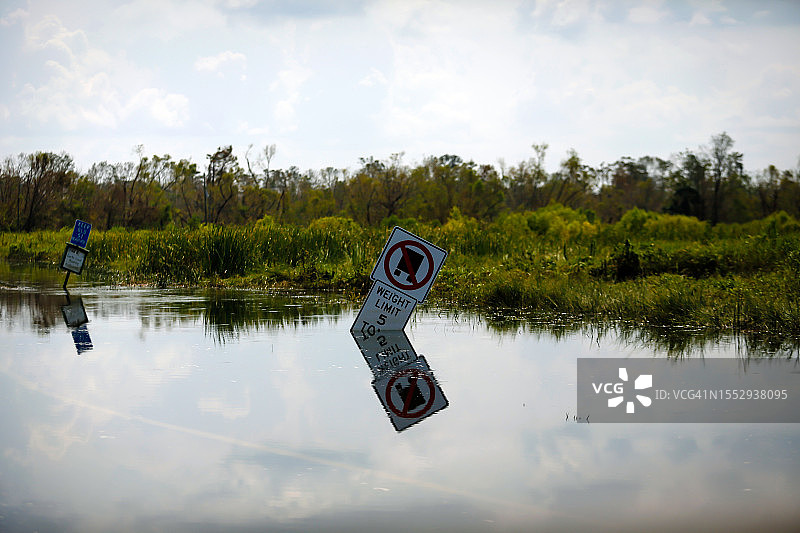 被水淹没的限重标志图片素材