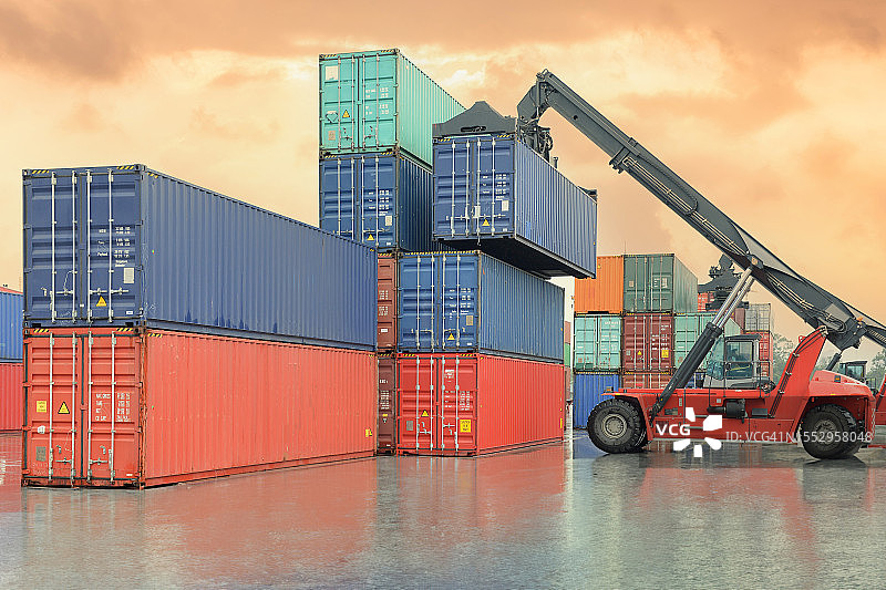 用于物流背景的集装箱堆场服务图片素材