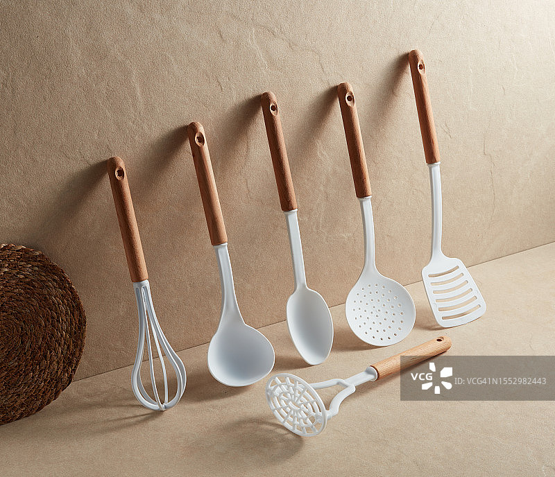 墙上的厨房用具图片素材