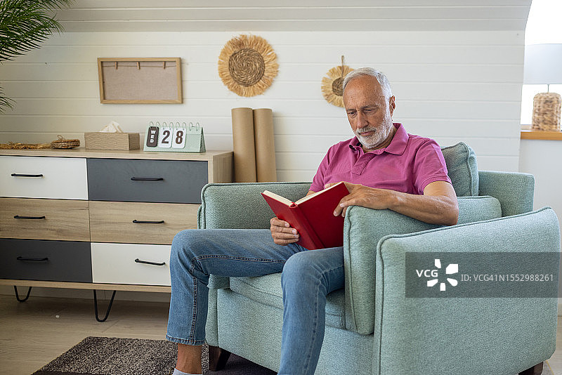 年长的男人在家读书图片素材