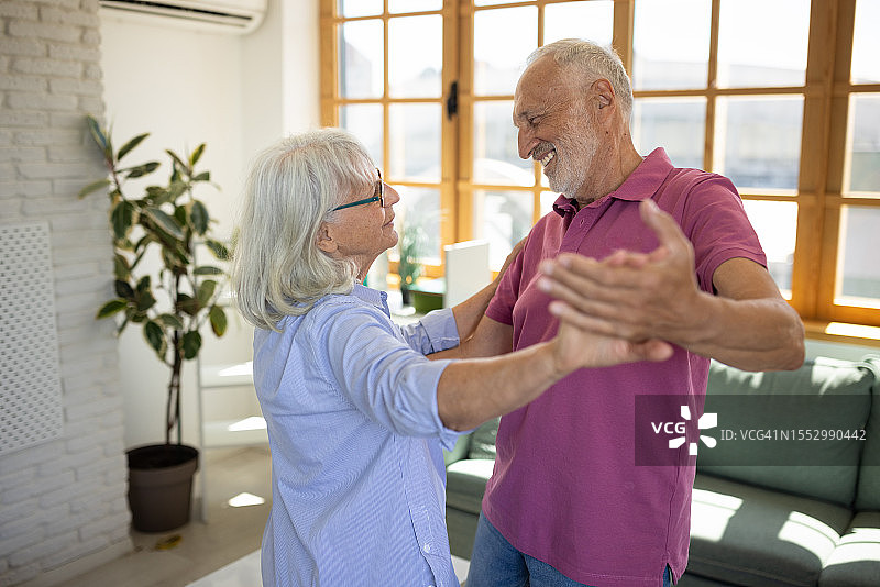 老年夫妇在客厅跳舞图片素材
