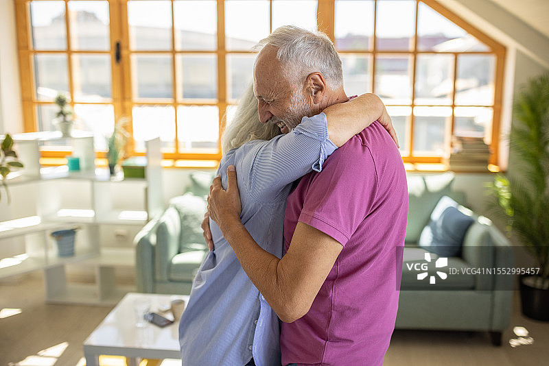 老年夫妇在客厅跳舞图片素材
