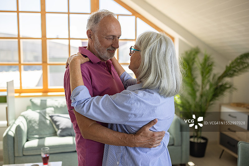 老年夫妇在客厅跳舞图片素材