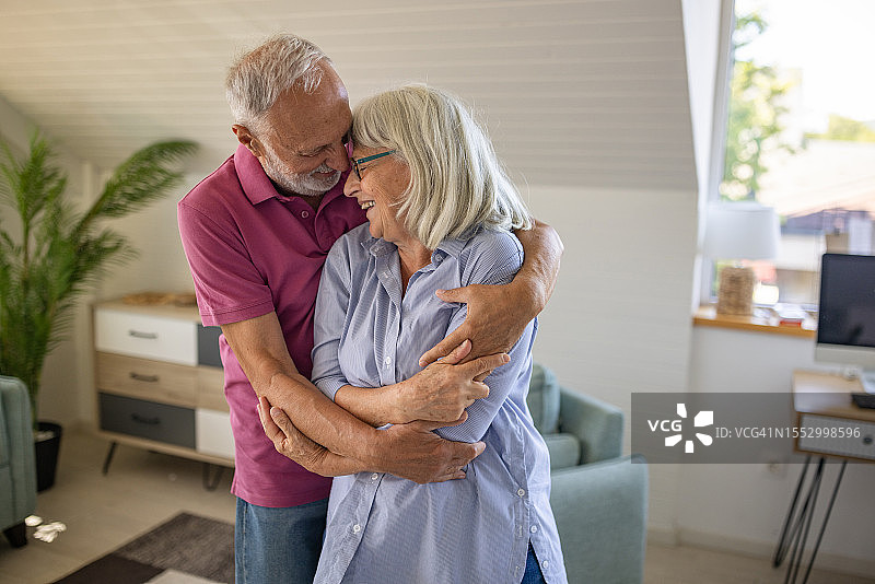 老年夫妇在客厅跳舞图片素材