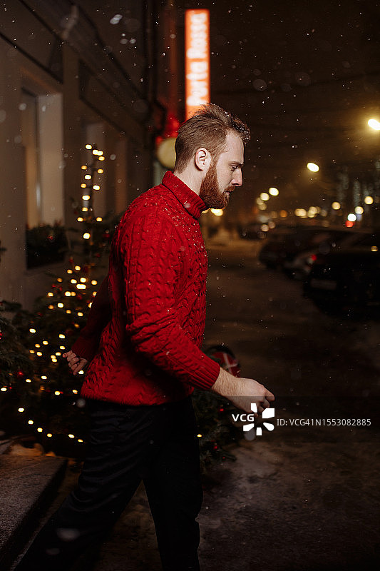 红毛衣时尚男人与圣诞树背景图片素材