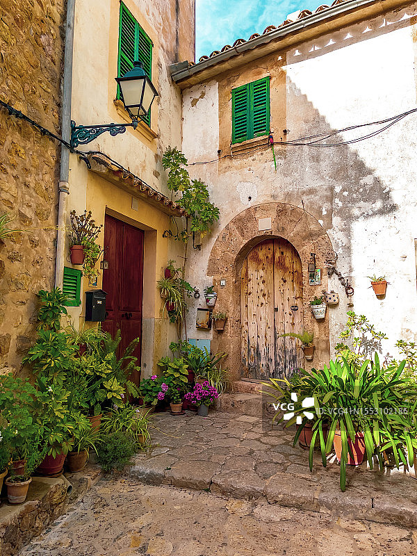 瓦尔德摩萨小镇的盆栽地中海角落，马略卡岛图片素材