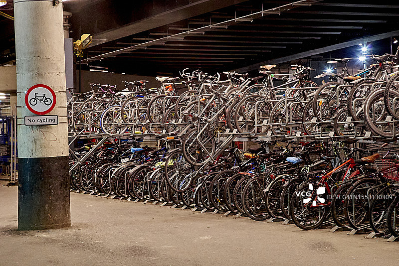 伦敦桥火车站和地铁站的通勤自行车停车场图片素材