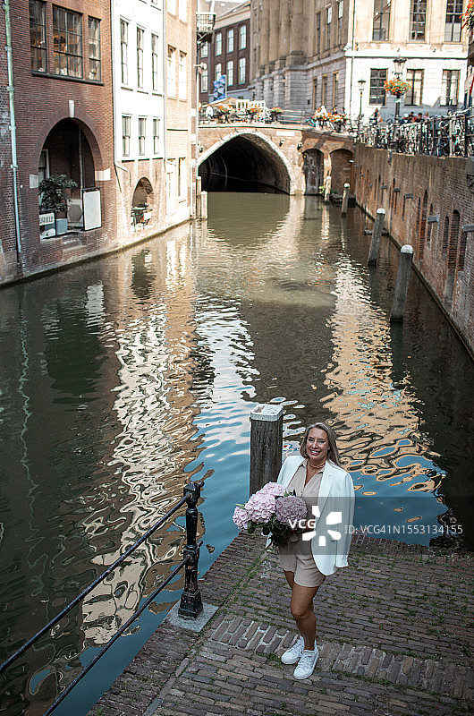 美丽的金发女旅行者图片素材