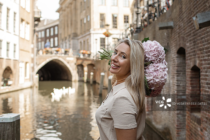 美丽的金发女旅行者图片素材