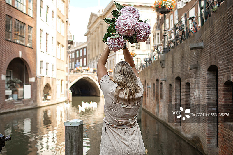 美丽的金发女旅行者图片素材