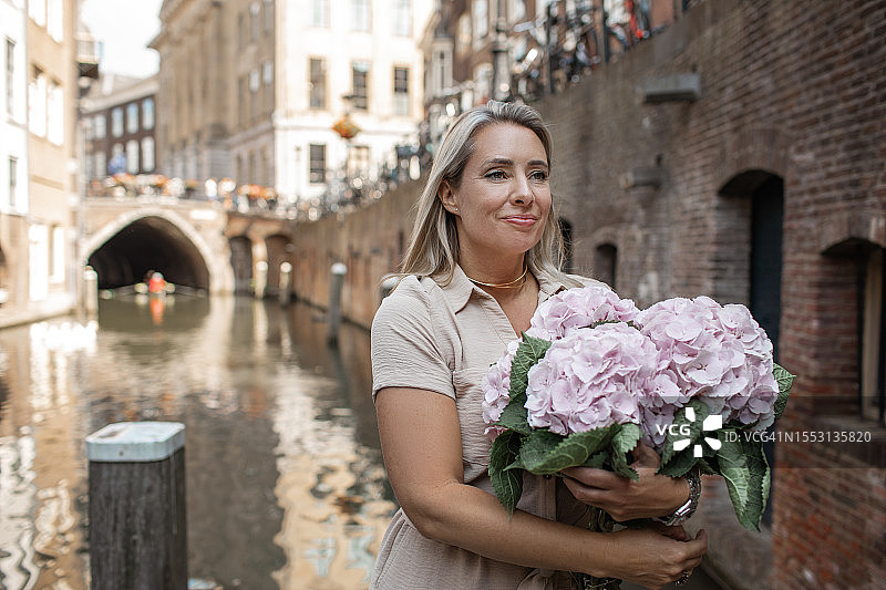 美丽的金发女旅行者图片素材