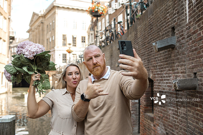 度假中的金发游客情侣图片素材