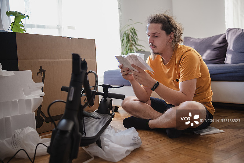 开心购买电动滑板车图片素材