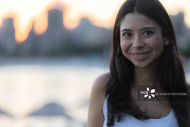 日落时分的黑发年轻女子肖像图片素材