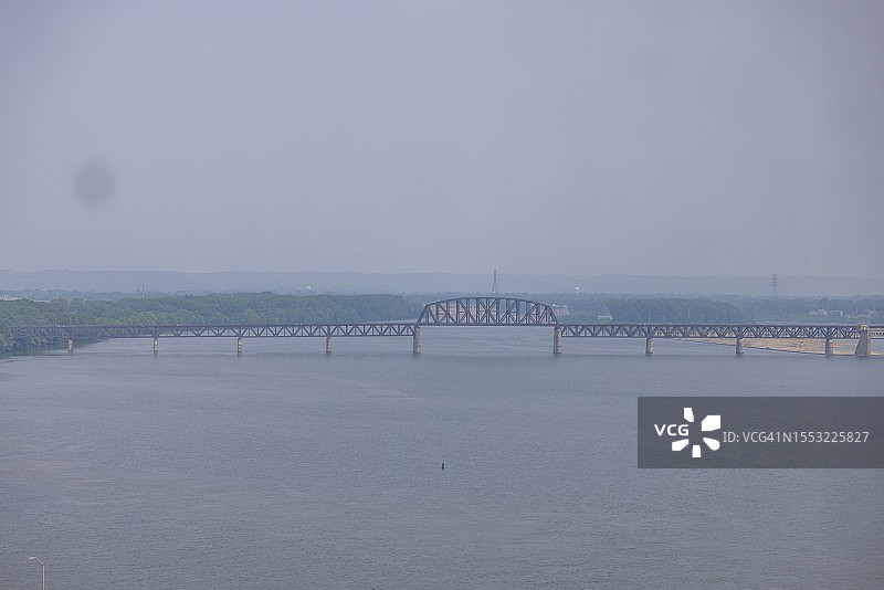 一场暴雨使俄亥俄河上笼罩着雾气图片素材