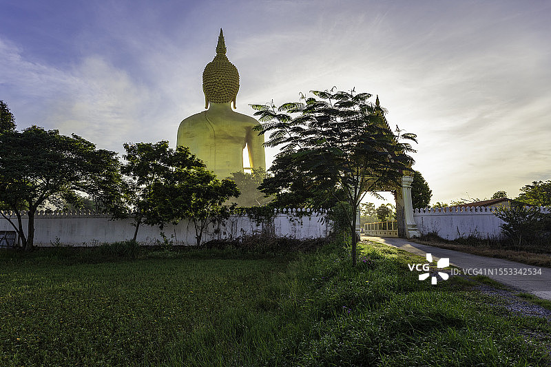 泰国安通府芒寺的大佛，热门佛教圣地图片素材