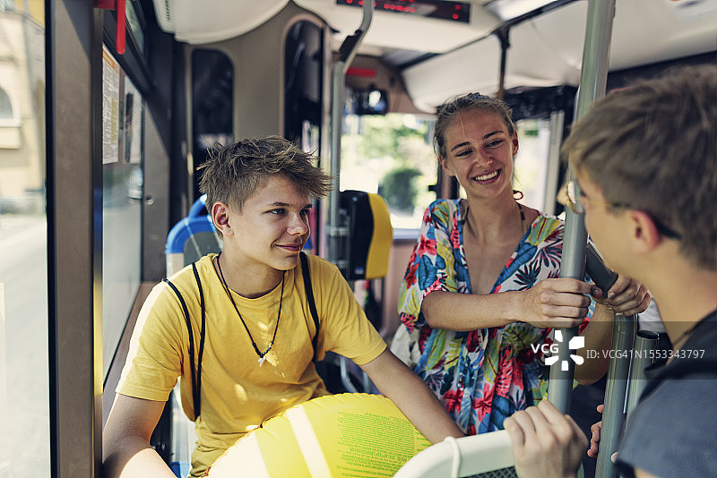 青少年乘巴士在利古里亚海岸旅行图片素材