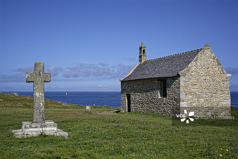 圣桑松小教堂及其石制十字架图片素材