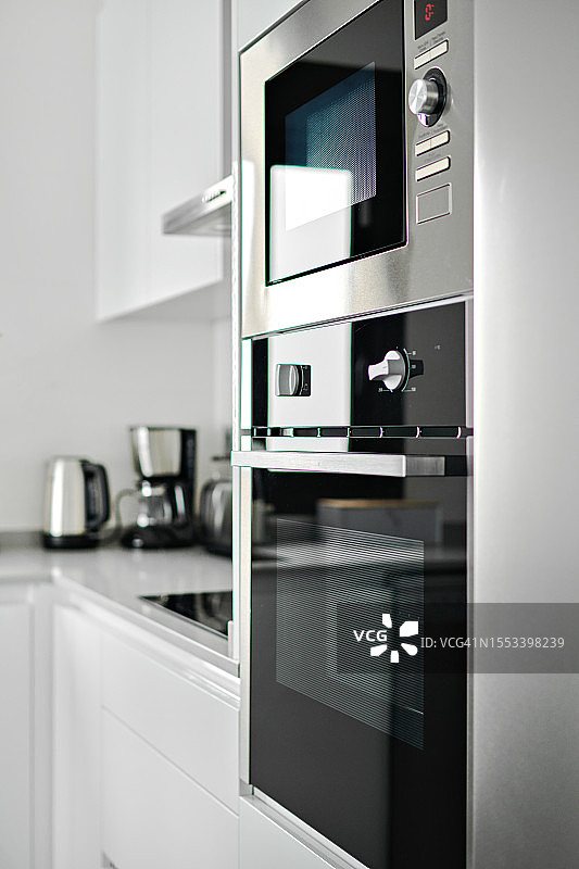 带有现代电器且无人的厨房图片素材