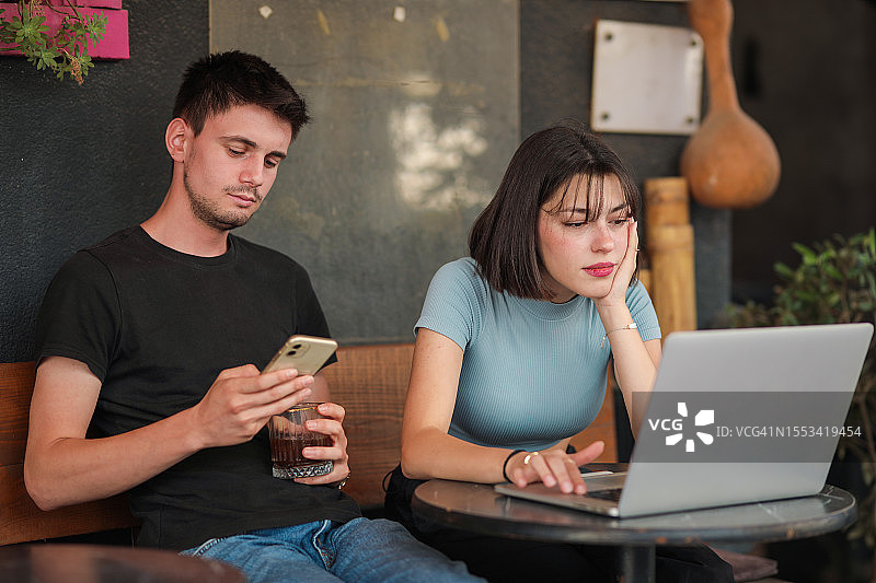 社交媒体使用，自由职业者，青年生活方式，Z世代图片素材