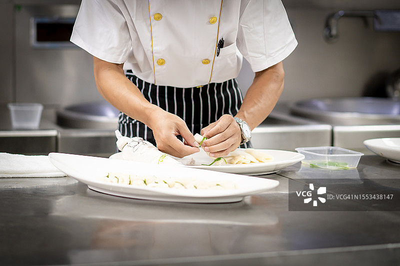 一位男厨师正在操作图片素材