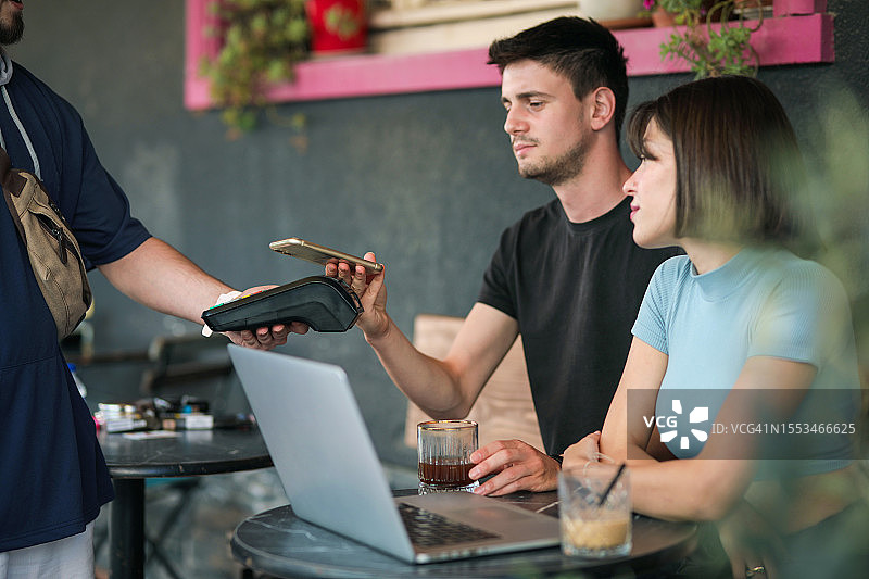 非接触式支付方法，支付流程，使用二维码支付，手机银行，电子银行图片素材