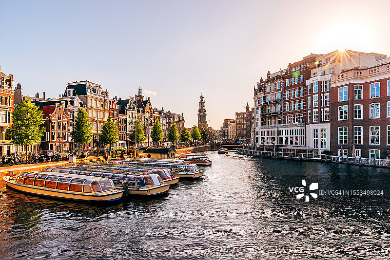 阿姆斯特丹天际线与阿姆斯特尔河日落景色，荷兰图片素材