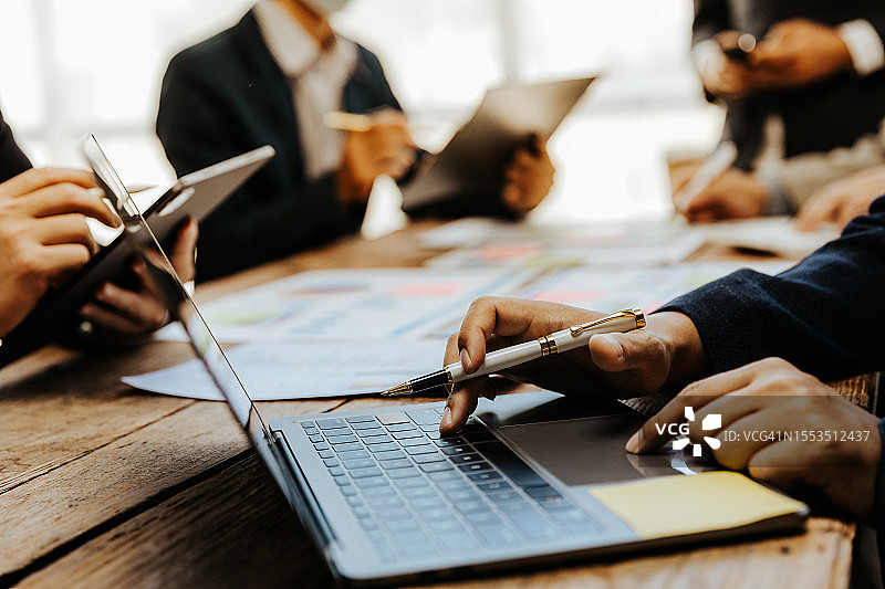 商务人士团队会面进行业务规划、头脑风暴图片素材