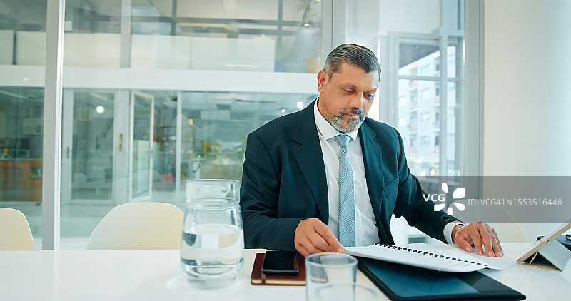 办公室：商务男士处理财务报告图片素材