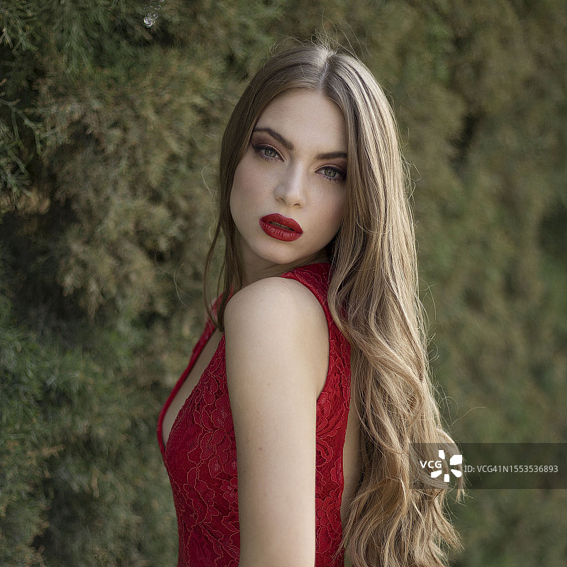 塞浦路斯树林背景下的美丽年轻女子肖像图片素材