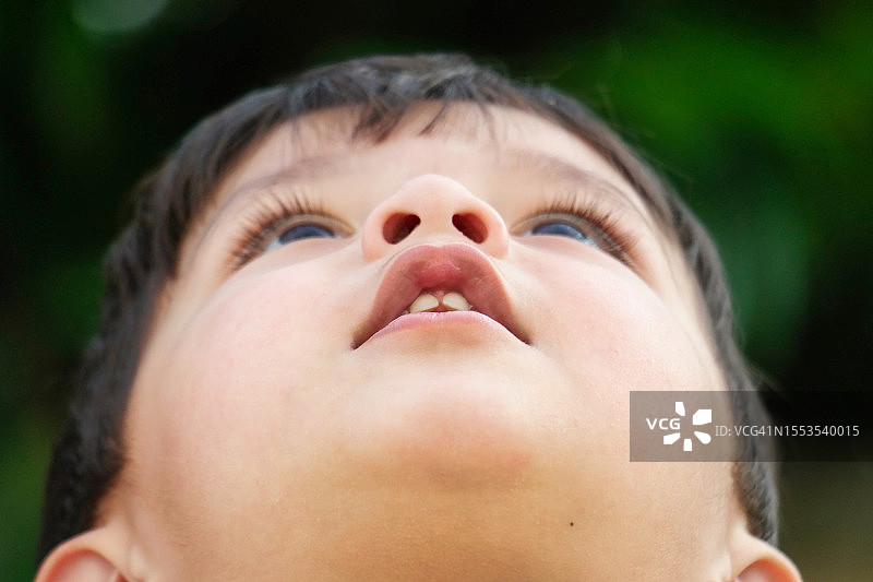抬头看的男孩特写图片素材