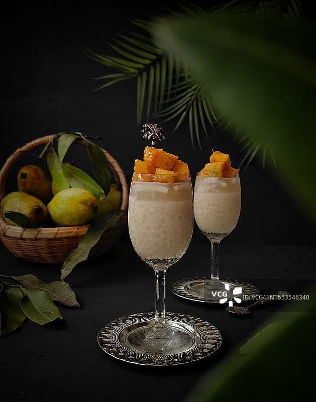 桌子上的饮料特写图片素材