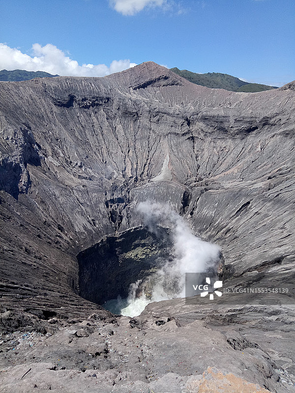 火山景观与天空相映成趣图片素材