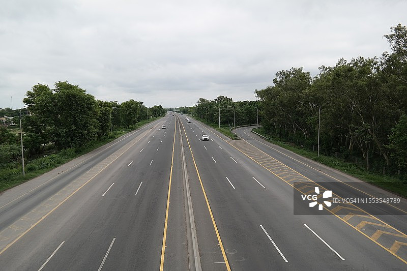 天空下的空旷公路图片素材