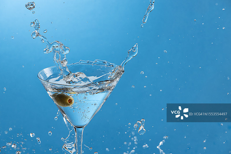 蓝色背景下的水花飞溅特写，美国北达科他州西法戈图片素材