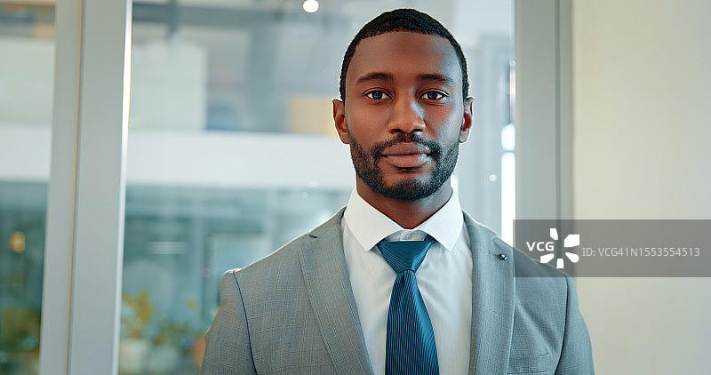 有自信的黑人男商人，在工作中充满动力图片素材